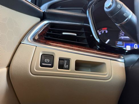 Used 2017 Cadillac XT5 Luxury w/ Driver Awareness Package FWD image 29
