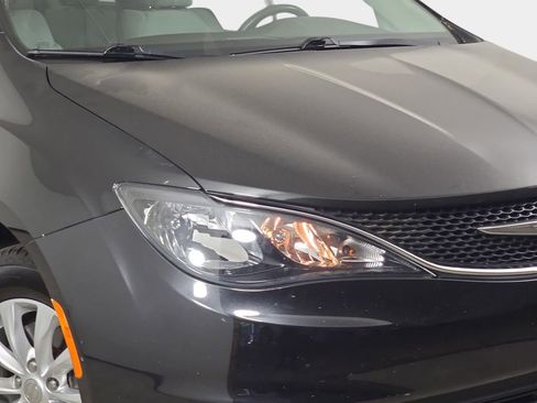 Used 2017 Chrysler Pacifica Touring w/ Tire & Wheel Group FWD image 36