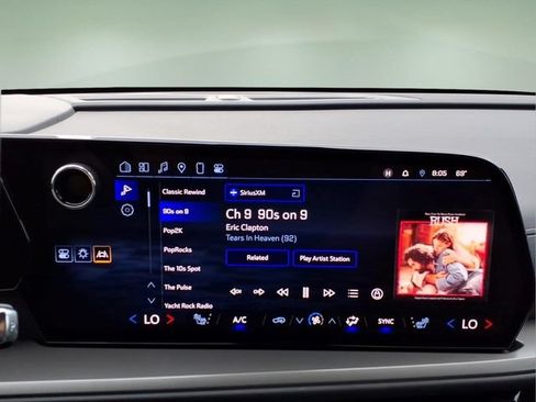 Used 2024 Chevrolet Traverse LT w/ Midnight/Sport Edition FWD image 17
