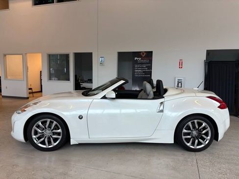 Used 2014 Nissan 370Z Touring RWD image 2
