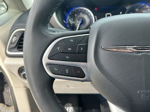Used 2023 Chrysler Pacifica Touring-L FWD image 19