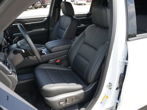 Used 2026 GMC Acadia Elevation w/ Elevation Premium Package FWD image 16