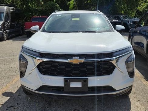 Used 2025 Chevrolet Trax LT FWD image 2