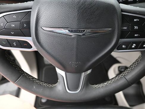 Used 2023 Chrysler Pacifica Touring-L FWD image 19