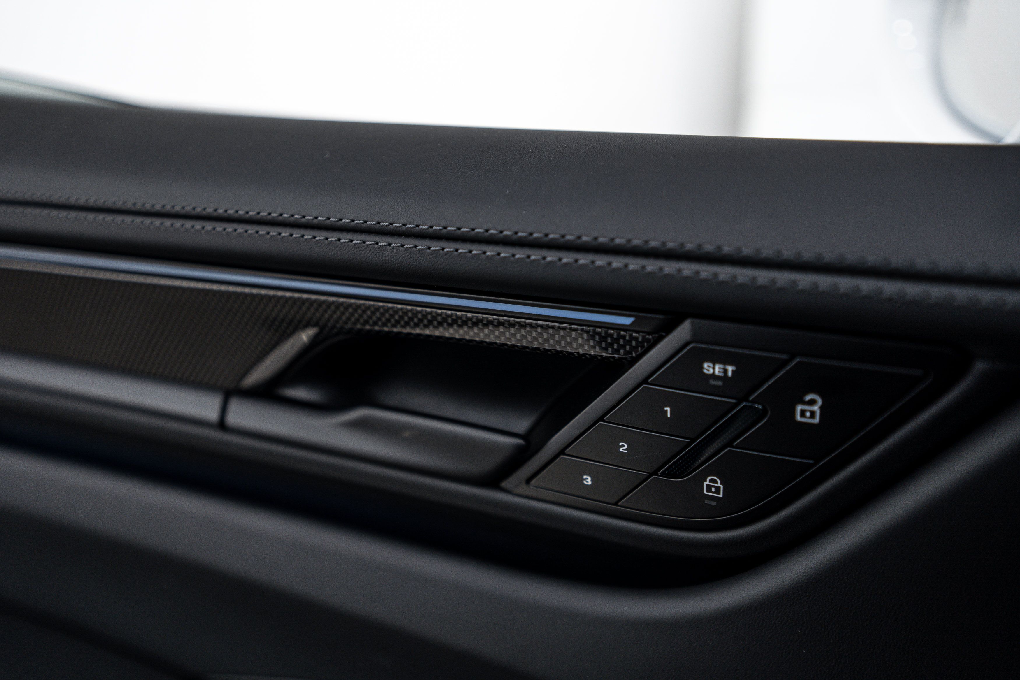 Certified 2025 Porsche Macan Turbo Electric AWD/4WD image 18