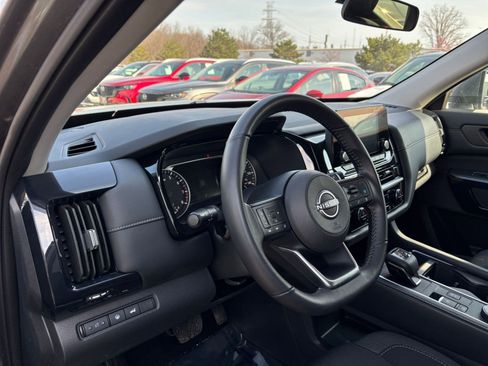 Used 2025 Nissan Pathfinder SV AWD/4WD image 37