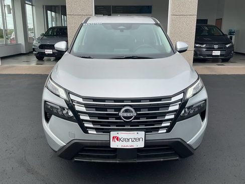 Used 2025 Nissan Rogue SV AWD/4WD image 2