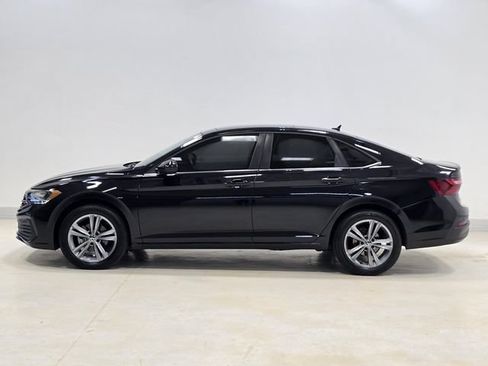 Certified 2023 Volkswagen Jetta SE w/ Panoramic Sunroof Package FWD image 3
