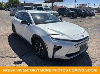 Used 2025 Toyota Crown Signia video 1