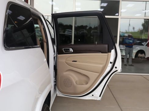 Used 2018 Jeep Grand Cherokee Overland AWD/4WD image 38