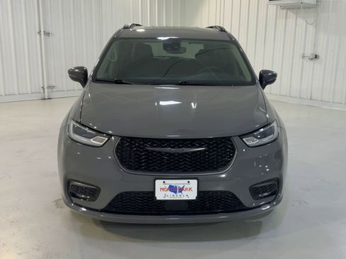 Used 2023 Chrysler Pacifica Touring-L w/ Road Tripper Package FWD image 4