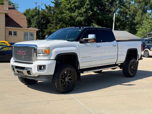 Used 2015 GMC Sierra 2500 Denali w/ Duramax Plus Package AWD/4WD image 4