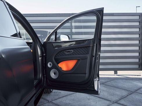 Used 2025 Bentley Bentayga image 22