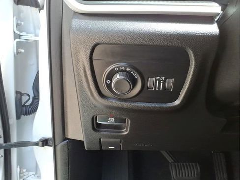 Used 2023 Jeep Grand Cherokee Laredo AWD/4WD image 14