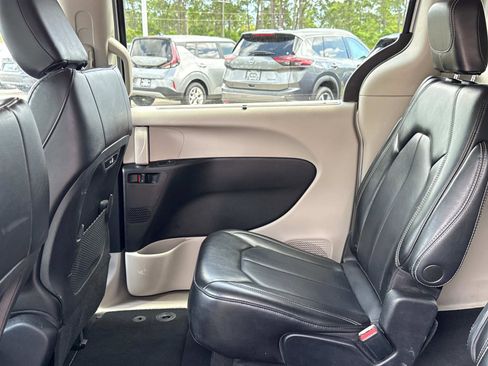 Certified 2023 Chrysler Pacifica Touring-L FWD image 14