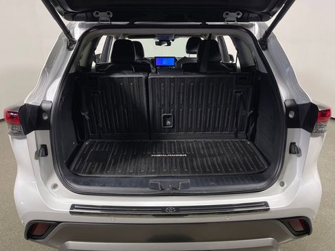 Used 2024 Toyota Highlander Platinum image 10