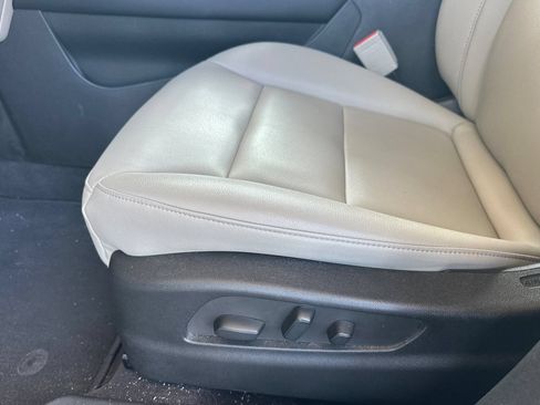 Used 2022 Cadillac XT4 Luxury w/ Cold Weather Package FWD image 13