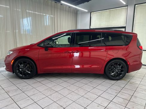 Used 2026 Chrysler Pacifica Limited w/ S Appearance Package FWD image 11