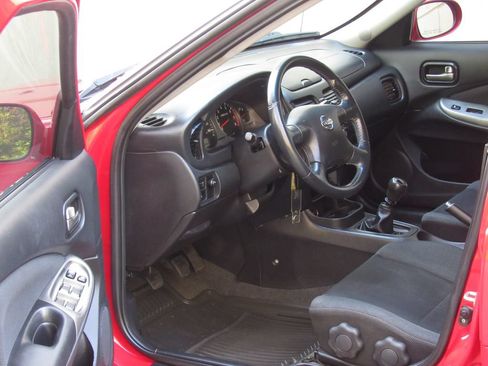 Used 2006 Nissan Sentra SE-R Spec V w/ (J01) Sunroof Pkg FWD image 9