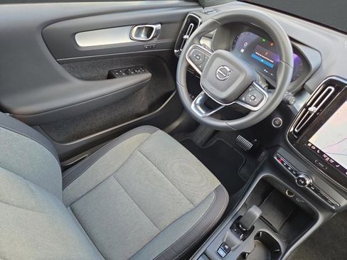 Used 2024 Volvo XC40 B5 Core image 18