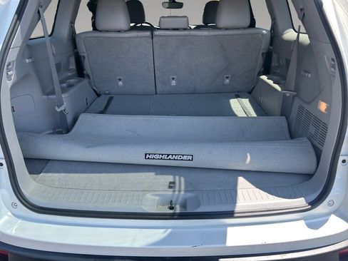 Used 2019 Toyota Highlander XLE w/ Carpet Mat Package (TMS) AWD/4WD image 19