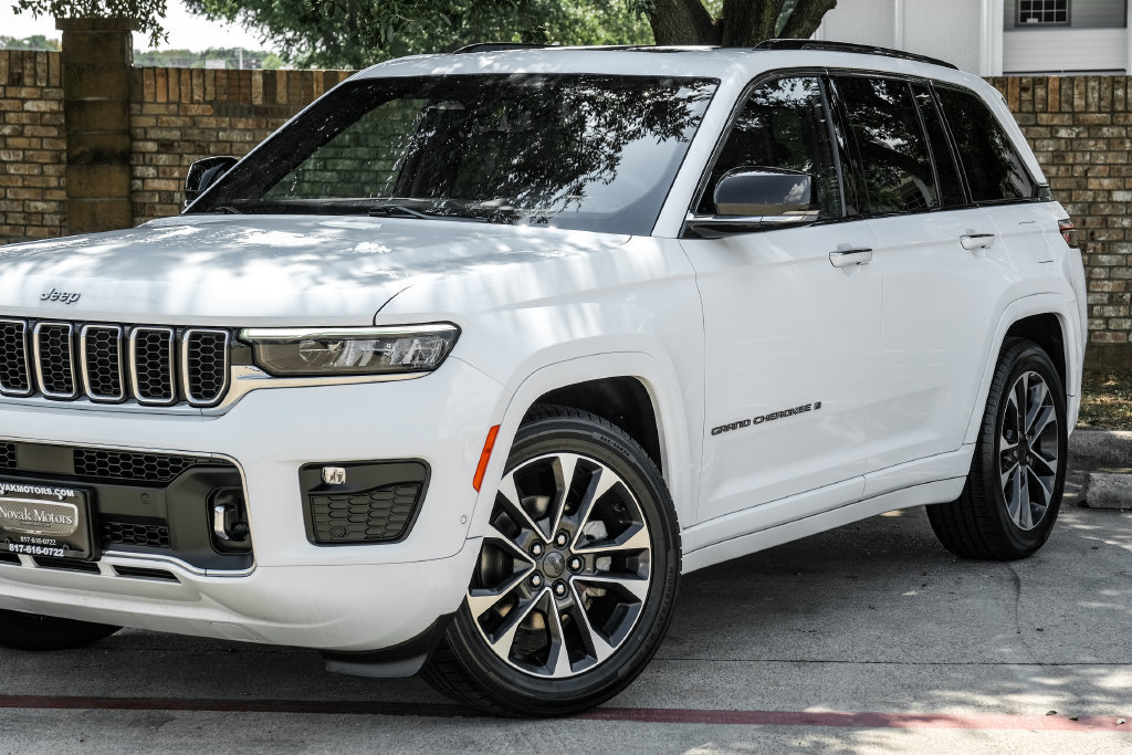 Used 2022 Jeep Grand Cherokee Overland w/ Luxury Tech Group IV AWD/4WD image 14