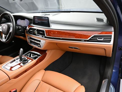 Used 2022 BMW ALPINA B7 xDrive w/ Luxury Rear Seating Package image 37