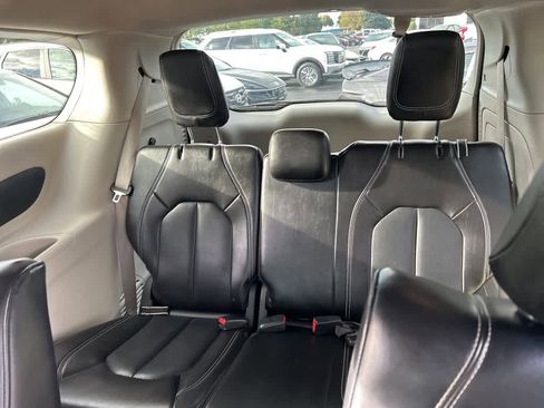 Used 2023 Chrysler Pacifica Touring-L image 7