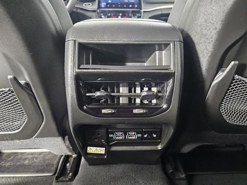 Used 2023 Jeep Grand Cherokee Limited image 41