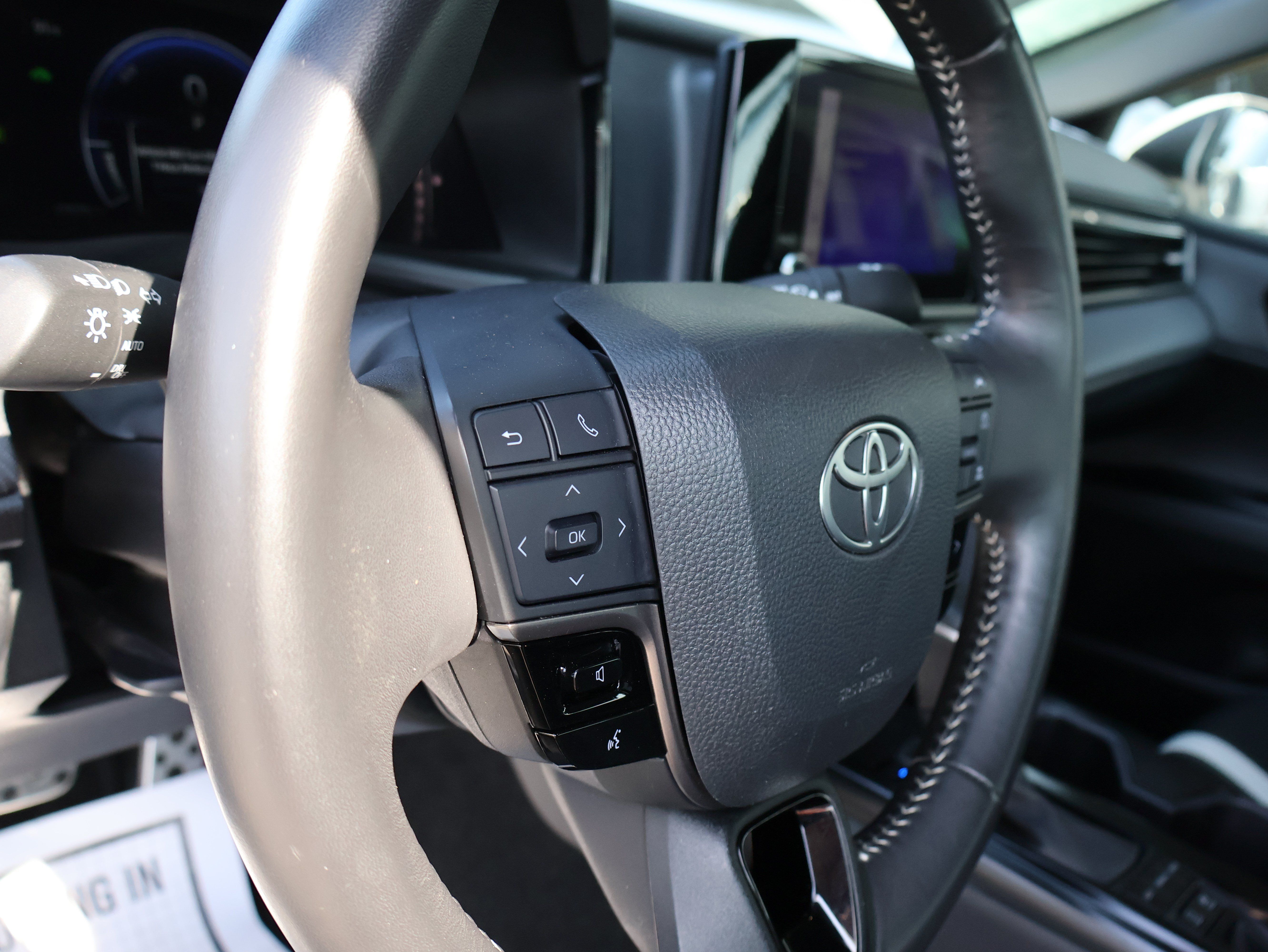 Used 2025 Toyota Camry SE FWD image 17