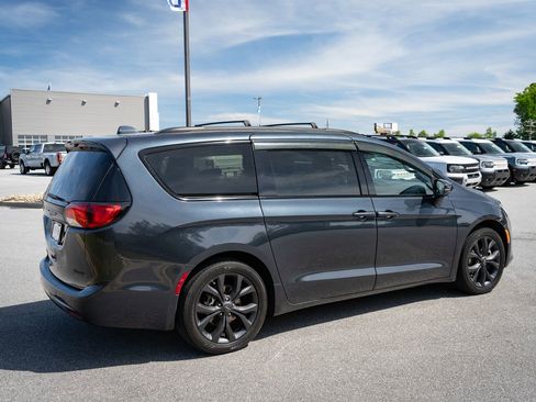 Used 2019 Chrysler Pacifica Limited w/ S Appearance Package FWD image 10