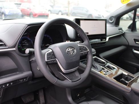 Used 2025 Toyota Sienna Platinum image 19