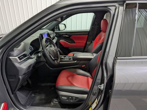 Used 2025 Toyota Highlander XSE image 17