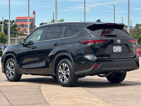 Certified 2024 Toyota Highlander XLE FWD image 7