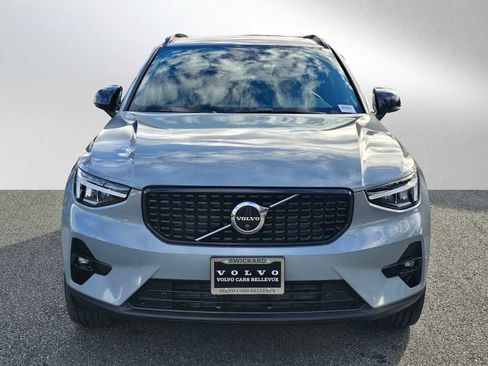 Used 2025 Volvo XC40 B5 Plus image 8