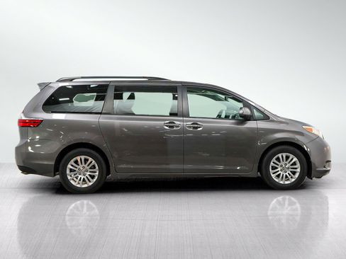 Used 2017 Toyota Sienna XLE w/ XLE Navigation Package FWD image 6