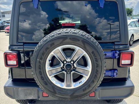 Used 2019 Jeep Wrangler Unlimited Sahara AWD/4WD image 4
