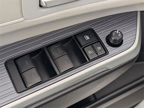 Used 2025 Toyota Sienna XLE image 11