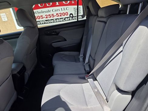 Used 2021 Toyota Highlander L AWD/4WD image 10