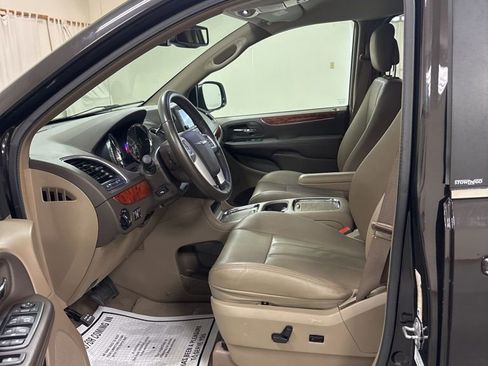 Used 2014 Chrysler Town & Country Touring-L w/ Driver Convenience Group FWD image 9