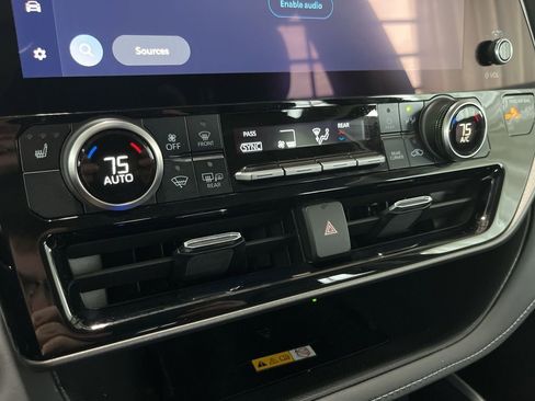 Used 2024 Toyota Highlander XLE image 15