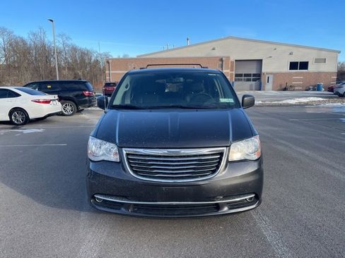 Used 2016 Chrysler Town & Country Touring w/ Driver Convenience Group image 2