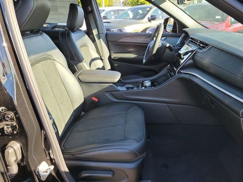 New 2025 Jeep Grand Cherokee Altitude image 15