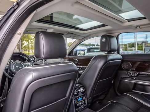 Used 2019 Jaguar XJ R-Sport image 40