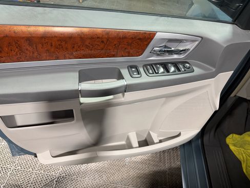 Used 2009 Chrysler Town & Country Touring w/ Flexible Seating Group image 23