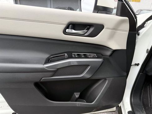 Used 2022 Nissan Pathfinder SL image 17