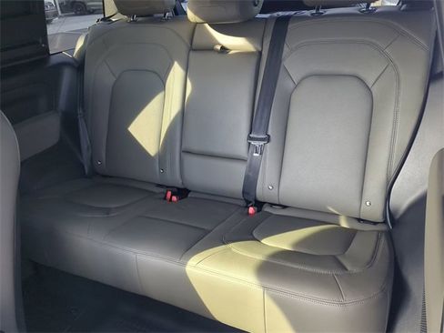 Used 2023 Land Rover Defender 90 SE image 16