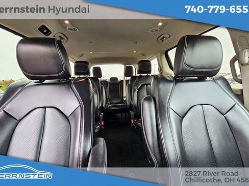 Used 2023 Chrysler Pacifica Touring-L image 17