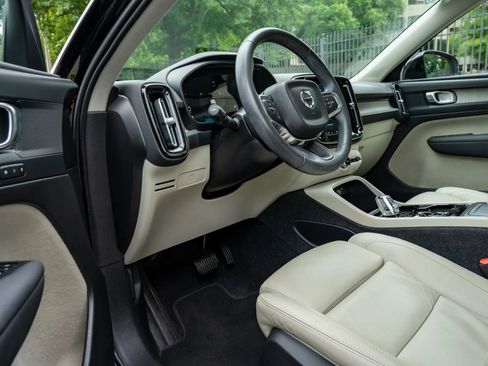 Used 2023 Volvo XC40 B5 Plus AWD/4WD image 10