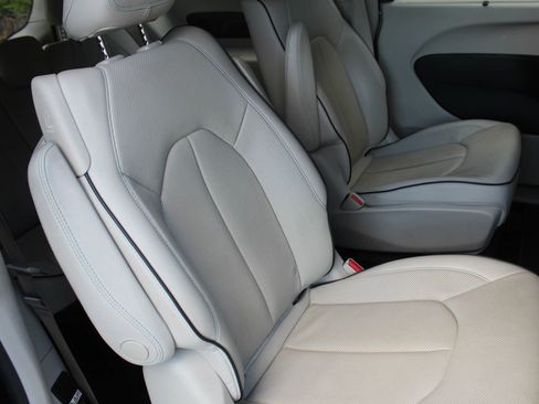 Used 2018 Chrysler Pacifica Limited w/ Advanced Safetytec Group FWD image 15